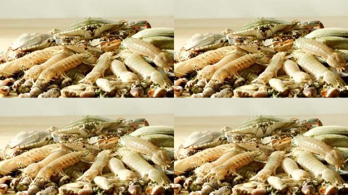 水产 海鲜 洒水 螃蟹 堆放