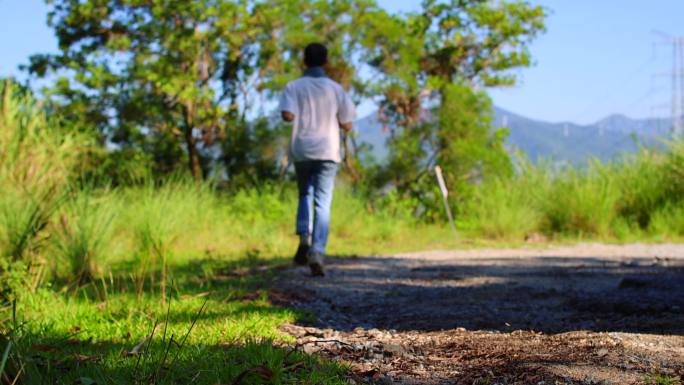 男子早上在山间小路跑步