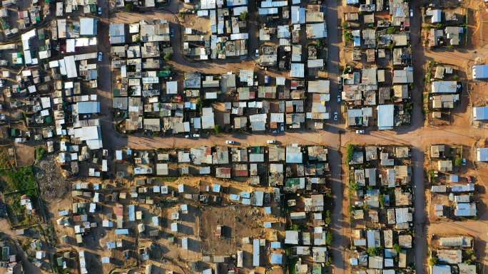 鸟瞰南非贫困地区一个非正式定居点的景观。乡镇或棚户区、低收入住房和贫困