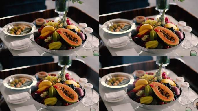 餐桌上供应的新鲜水果、豪华水果桌、有机水果