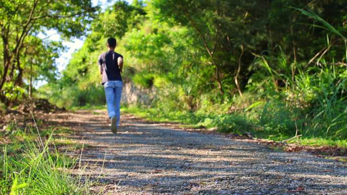 男子早上在山上跑步做运动