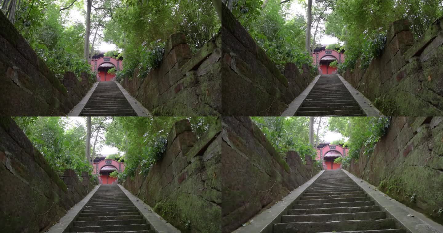 乐山大佛景区内寺庙石台阶