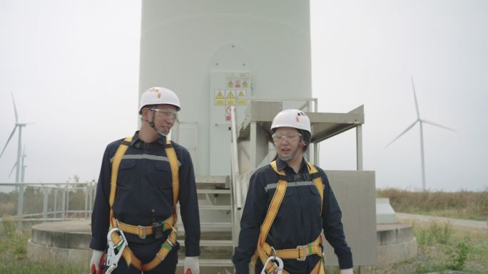 亚洲男男女女检验工程师在泰国风电场成功准备并进行了风力涡轮机的安全检查。