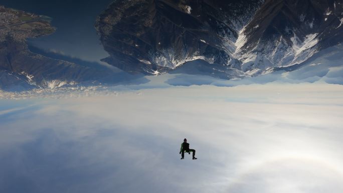 跳伞者在乡村风景的晴空中降落