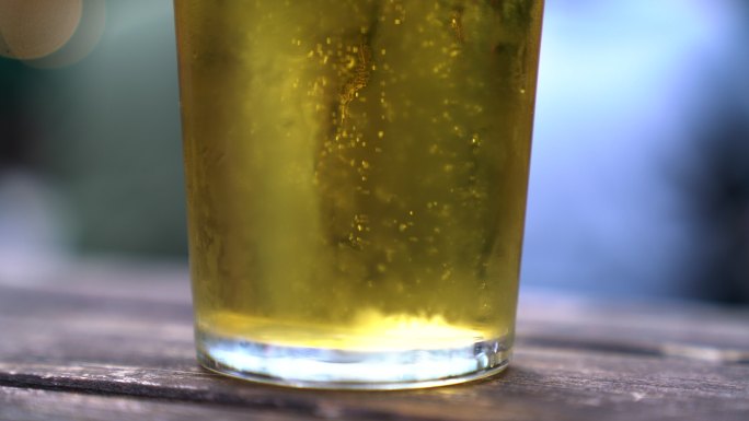 一品脱啤酒玻璃杯金色低浓度