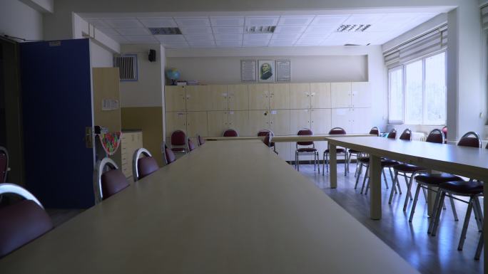 小学里的空教室课桌学校