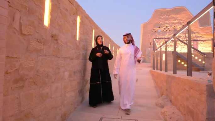 一对30多岁的沙特夫妇参观图拉伊夫露天博物馆