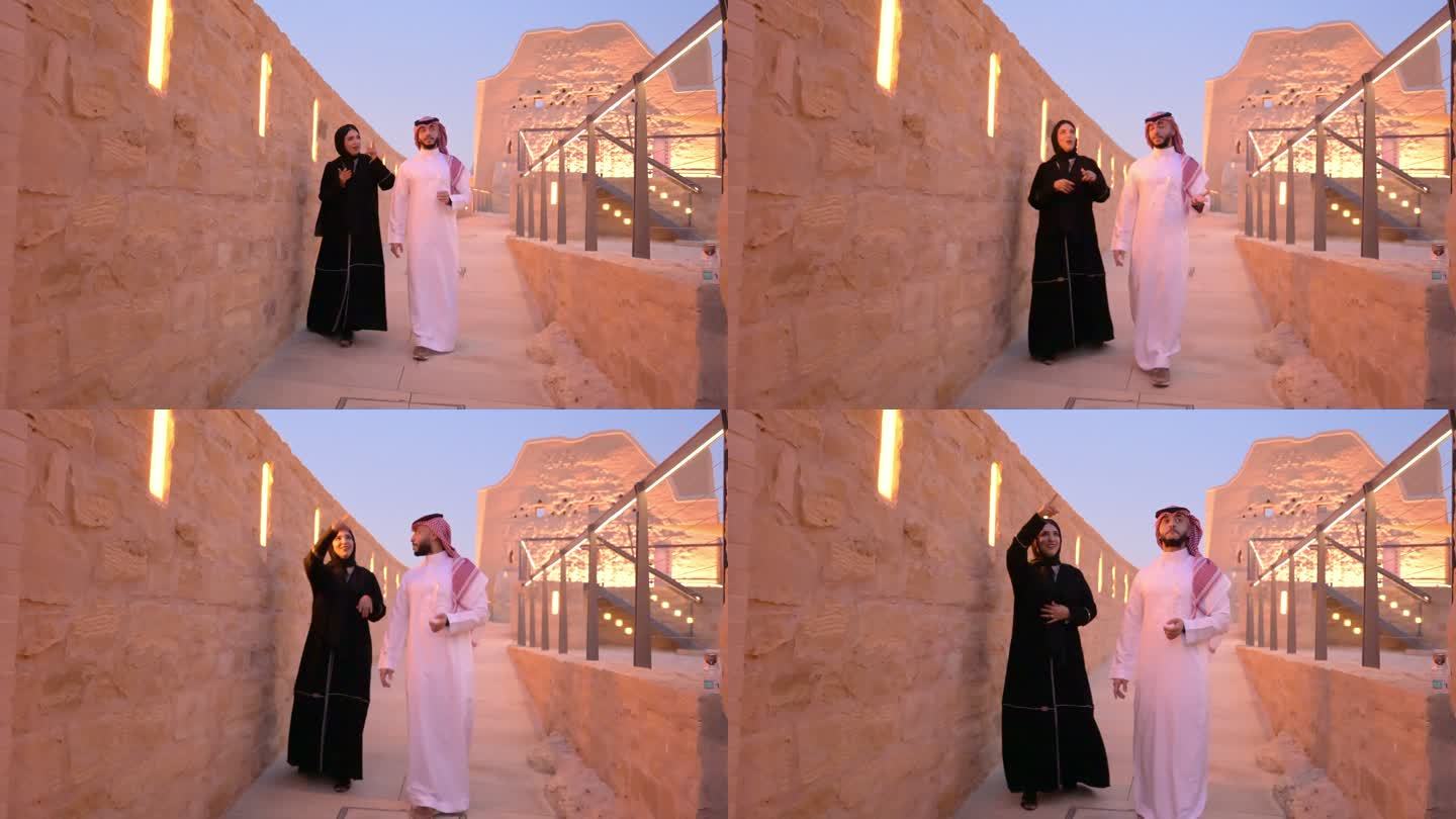 一对30多岁的沙特夫妇参观图拉伊夫露天博物馆