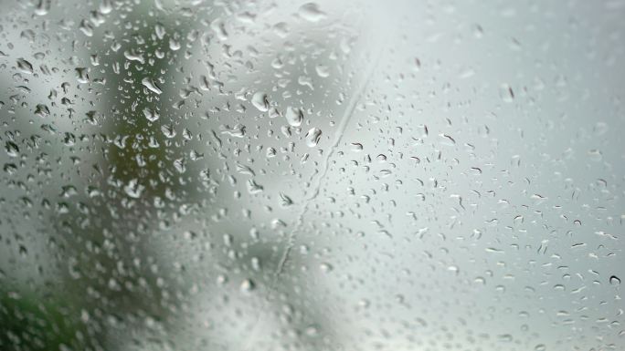 挡风玻璃上的雨滴水滴水珠露珠下雨