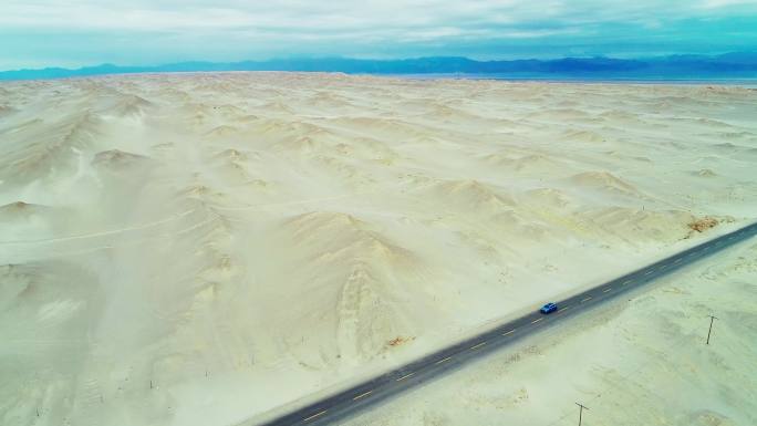 4K航拍穿越沙漠的公路