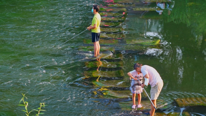 市民河边戏水玩水钓鱼