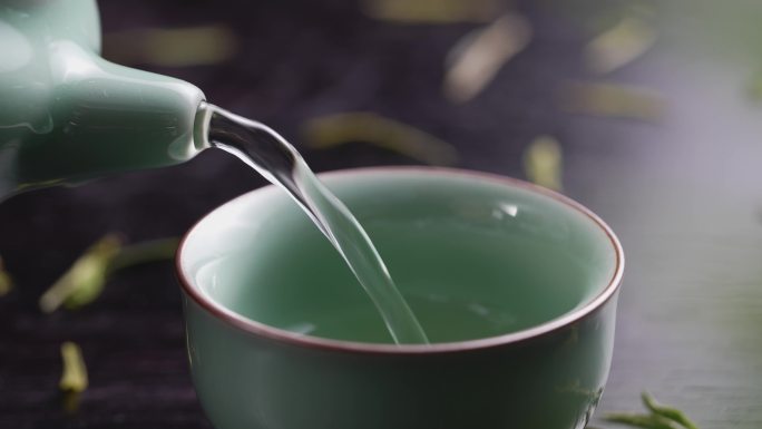 茶壶倒茶陶瓷茶杯