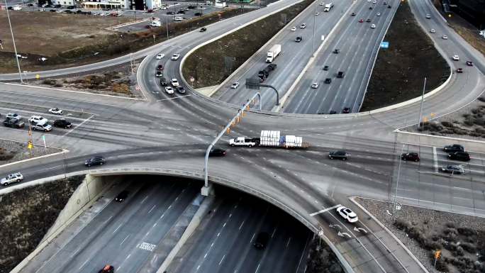 犹他州盐湖城多车道高速公路上的超延迟高峰时段交通