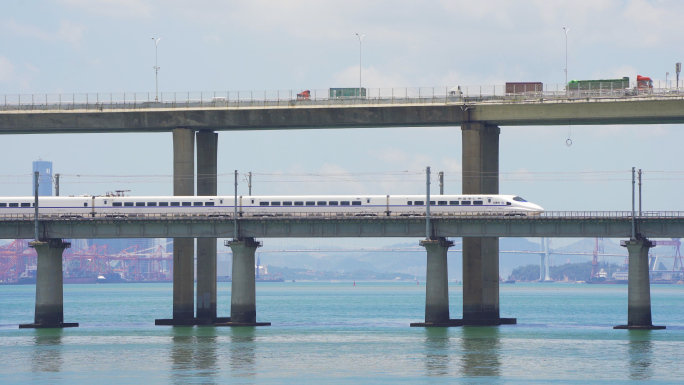 厦门十里长堤杏林大桥海上列车动车经过大海