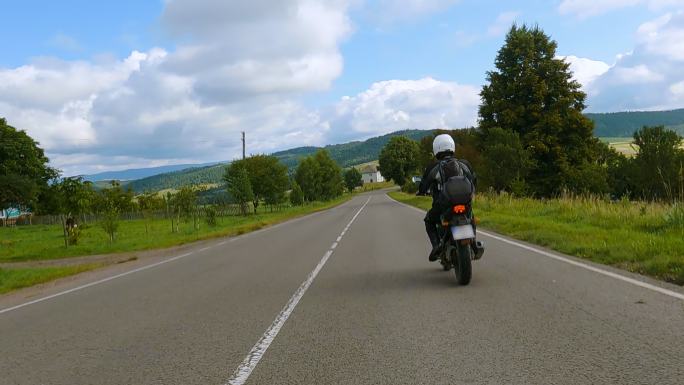 摩托车沿山路行驶的第一人称视角