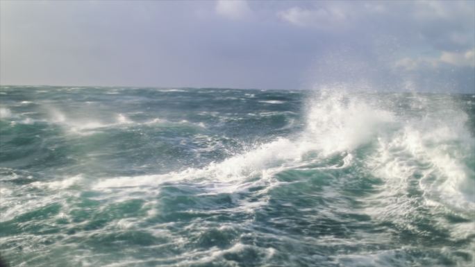 极端狂风暴雨的海面