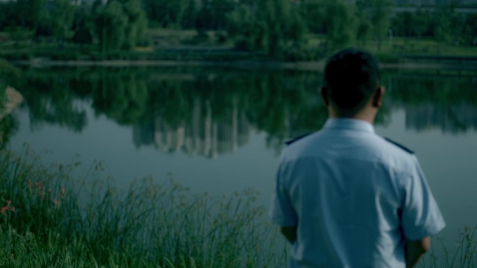 【阿莱】湖边焦虑的男人眺望远方背影