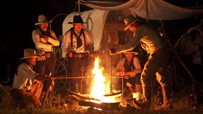 牛仔在篝火上做饭外国人露营篝火烧烤
