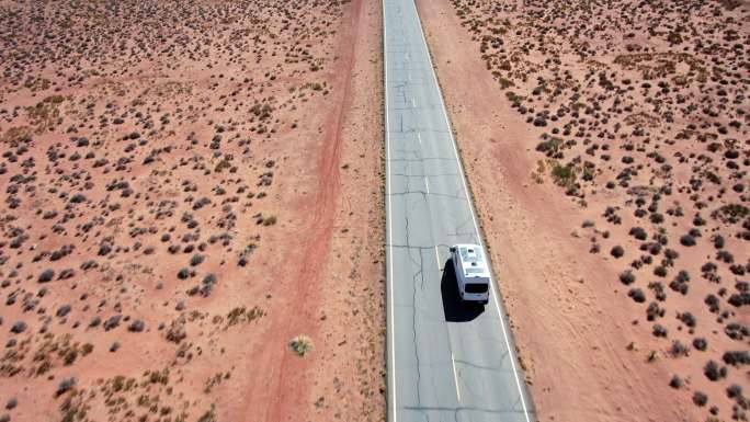 鸟瞰定制跑车露营车在犹他州南部/亚利桑那州北部纪念碑谷行驶