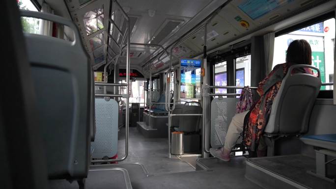 乘坐公交车市民生活