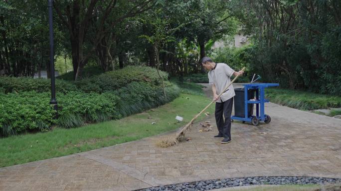 保洁  老人 扫落叶