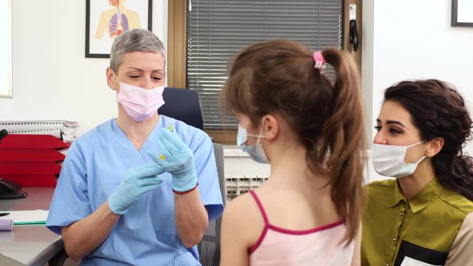 医生办公室的小女孩正在接受Covid-19疫苗