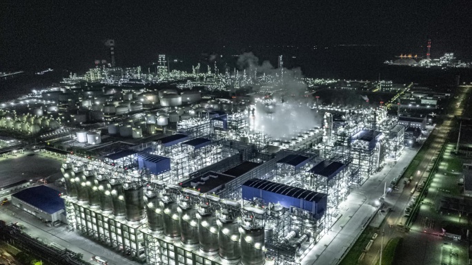 石油化工企业炼油厂夜晚4k航拍夜景