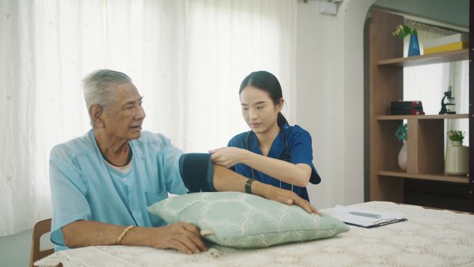 女医生在家探望老年患者并在家使用血压