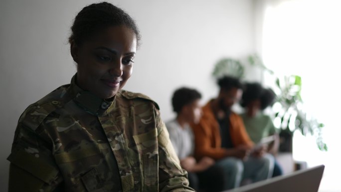 女士兵在家使用笔记本电脑