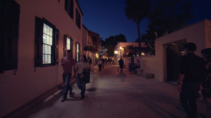 圣奥古斯丁历史街区的圣乔治街很繁忙，即使在新冠肺炎大流行期间，夜间也挤满了游客。沿街散步的时间表。