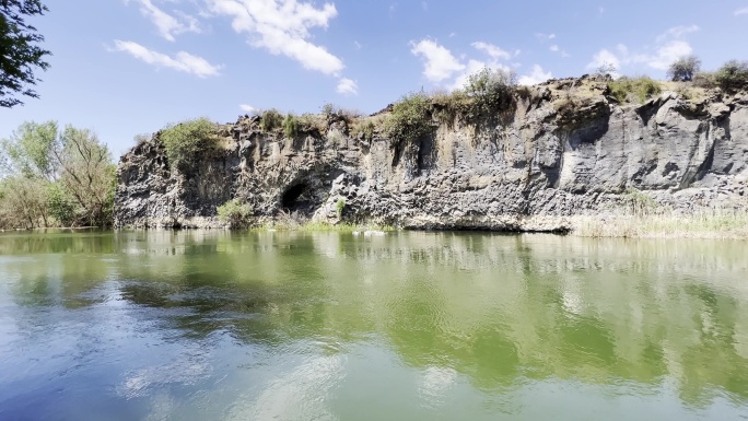 土耳其萨利赫里库拉阿达拉峡谷与鸭子游泳的视频