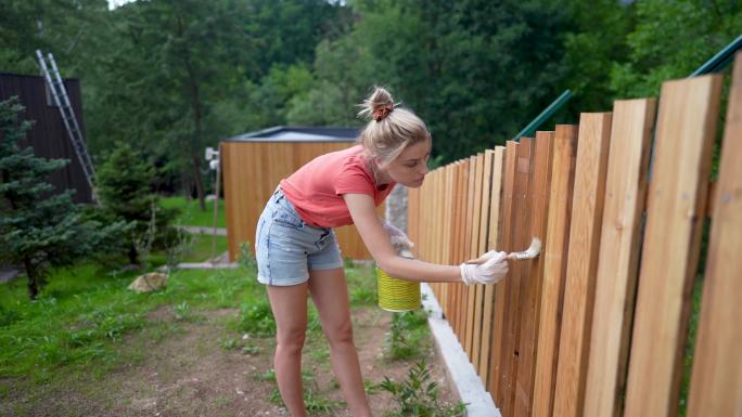 粉刷小屋的篱笆刷油漆
