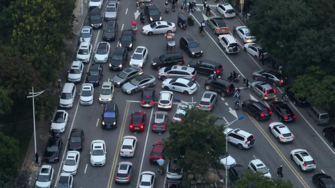 雨后城市交通拥堵车水马龙西安交通堵车加塞