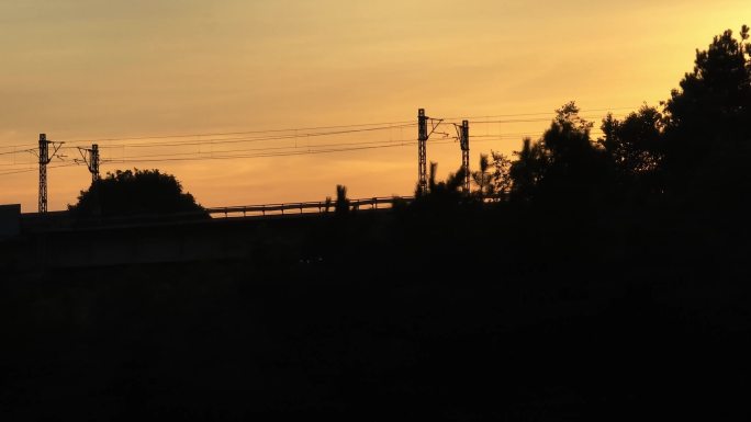 夕阳下的高铁铁路高铁驶过剪影
