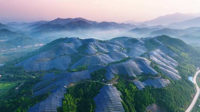 新能源太阳能光伏发电站山坡航拍