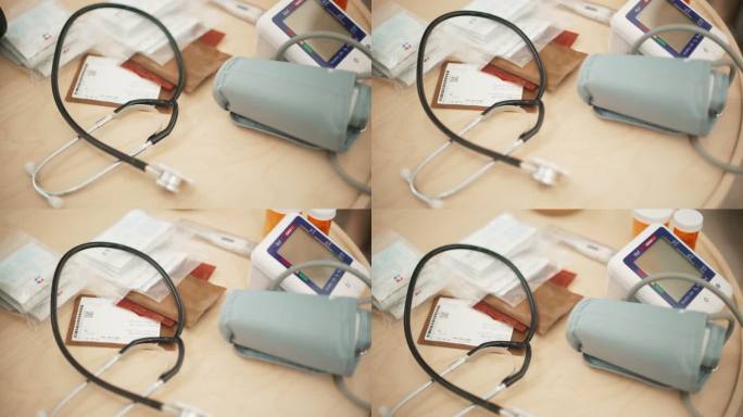 男医生检查老年病人。