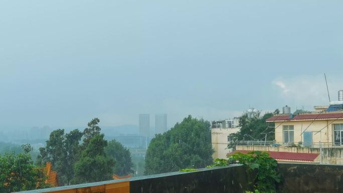 下雨天的阳台上