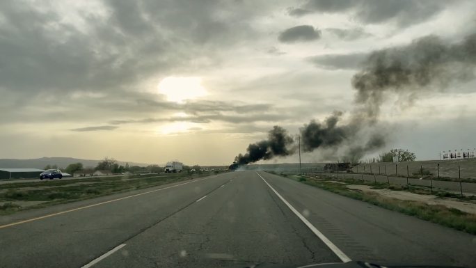 西科罗拉多州Median Interstate 70交通半卡车和汽车中的汽车火灾视频系列