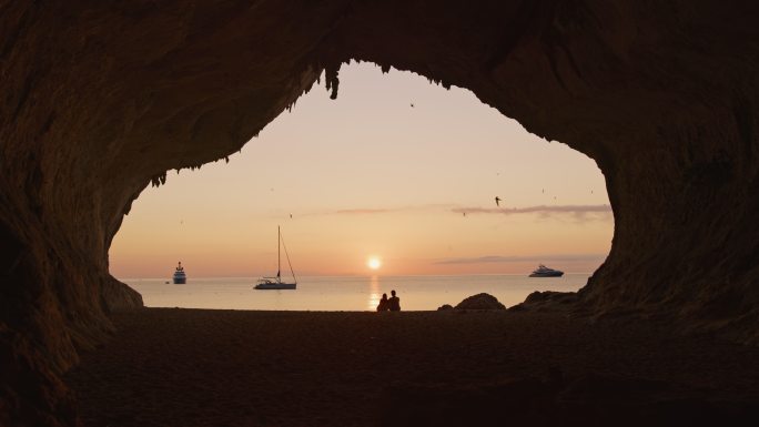 意大利撒丁岛卡拉卢纳海滩一对情侣的慢镜头。