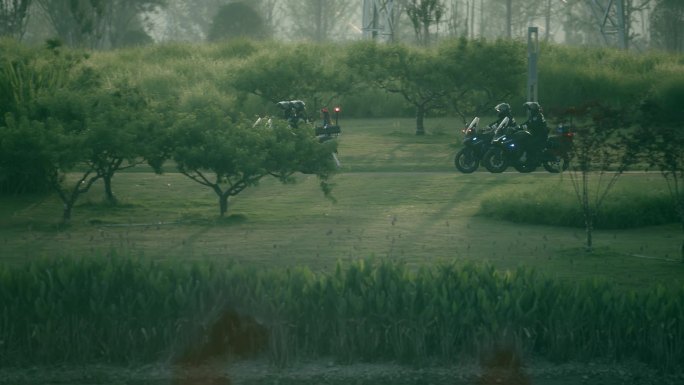 【阿莱】唯美清晨树林女子跑步摩托车巡逻