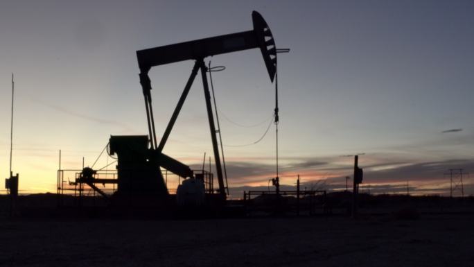 墨西哥新沙漠日落时的油泵千斤顶