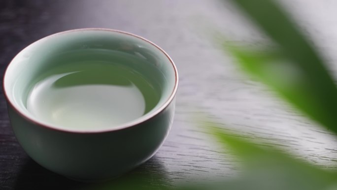 拿起桌上的茶杯