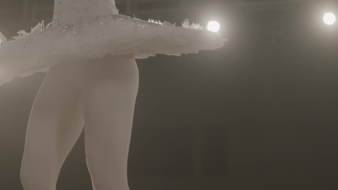 唯美写意芭蕾舞天鹅湖舞台演出自信奋斗女孩