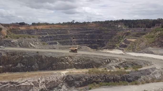 澳大利亚西南部锂矿的猛犸卡车