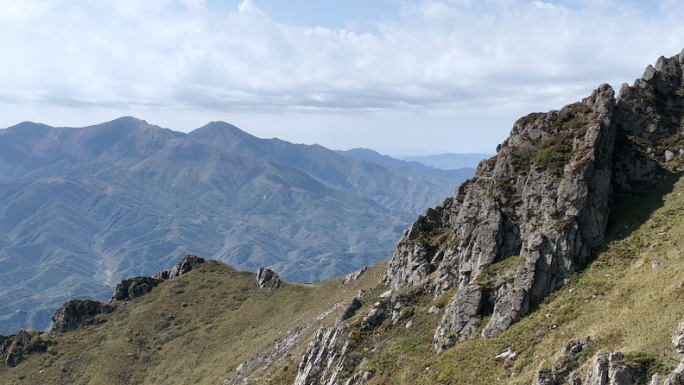 航拍九月 入秋山脉云彩 山峰之巅