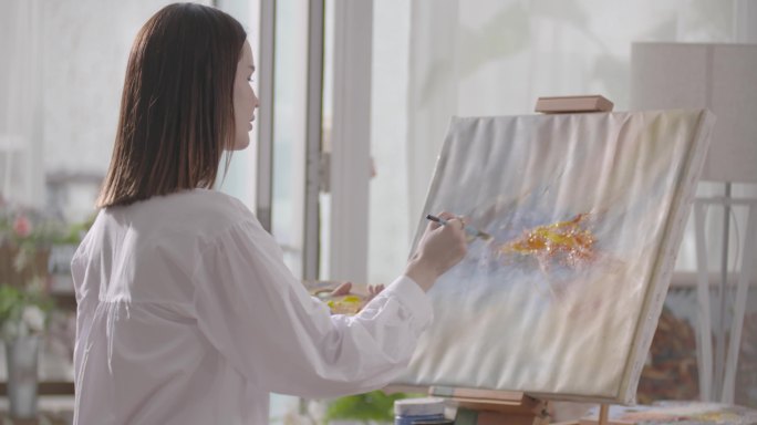 文艺青年女画家居家创作美术绘画水粉画画笔