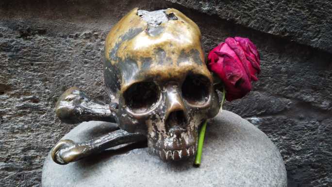 意大利那不勒斯玫瑰雕塑骷髅