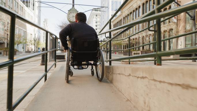 轮椅坡道上的残疾人
