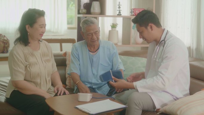 亚洲老年夫妇的医生来访和检查。