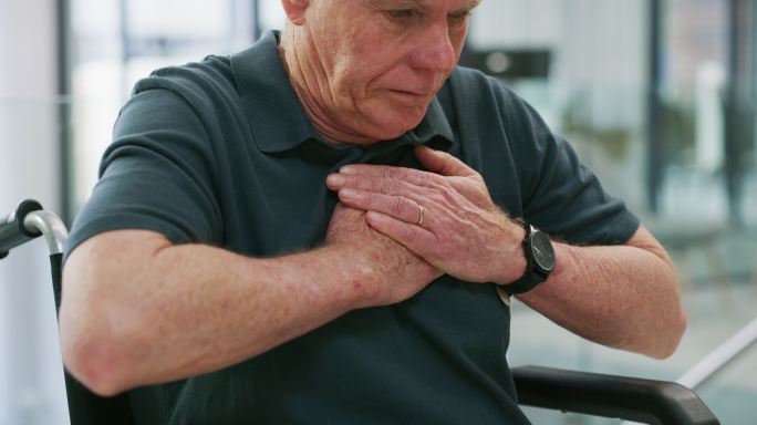 一名老年男子在医院痛苦地抱着胸口的4k视频片段